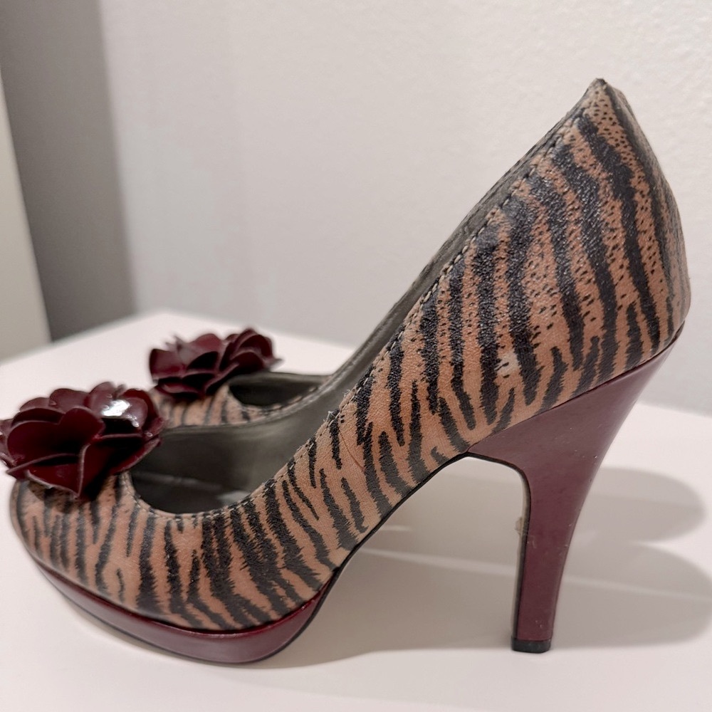 👠 Madden Girl Tiger Print & Burgundy Patent Leather Heels - Picture 7 of 12